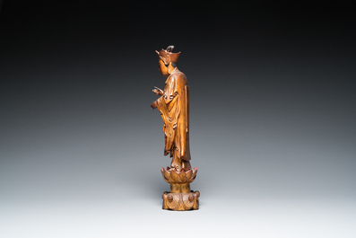 Sculpture d'un moine en bois laqu&eacute; et dor&eacute;, Chine, Qing