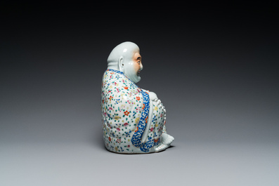 Sculpture de Bouddha en porcelaine de Chine famille rose sur socle en bois, marque de Zhu Mao Ji Zao 朱茂記造, R&eacute;publique