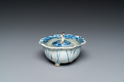 A Chinese blue and white plate, a klapmuts bowl and a trick cup, Wanli/Yongzheng