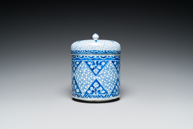 Een Chinese blauw-witte dekselpot, Kangxi