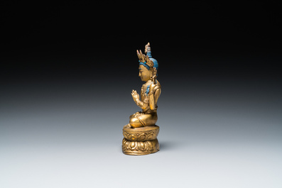 Een Sino-Tibetaanse vergulde bronzen Avalokitesvara, 17/18e eeuw