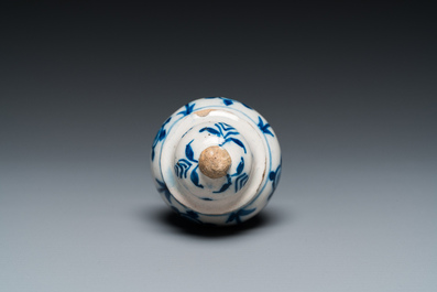 Zes blauw-witte Delftse vazen, 17/18e eeuw