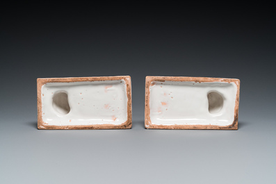 Paire de l&eacute;vriers en fa&iuml;ence polychrome de Bruxelles, 18&egrave;me