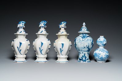 Zes blauw-witte Delftse vazen, 17/18e eeuw
