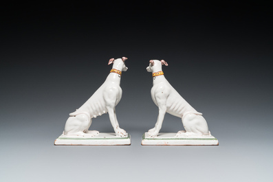 Paire de l&eacute;vriers en fa&iuml;ence polychrome de Bruxelles, 18&egrave;me