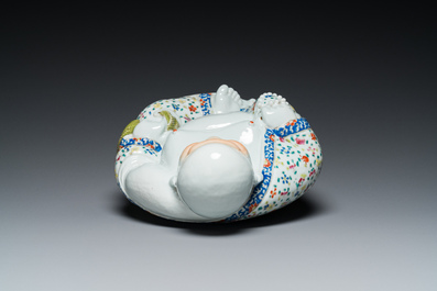 Sculpture de Bouddha en porcelaine de Chine famille rose sur socle en bois, marque de Zhu Mao Ji Zao 朱茂記造, R&eacute;publique