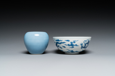 Een Chinese blauw-witte 'draken' kom en een lavendelblauwe penselenwasser, Qianlong merk, 19/20e eeuw