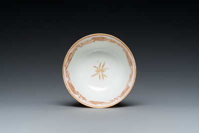 Tasse et soucoupe en porcelaine de Chine famille rose aux armes de Henri van Isselmuden et Anne van Haersolte pour le march&eacute; hollandais, Qianlong