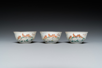 Trois tasses et soucoupes et une bo&icirc;te &agrave; th&eacute; couverte en porcelaine de Chine famille rose, Yongzheng/Qianlong