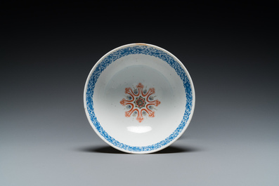 Bol en porcelaine de Chine famille rose &agrave; d&eacute;cor floral sur fond jaune, marque de Yongzheng mais probablement post&eacute;rieur