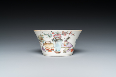 Een Chinese qianjiang cai kom met erotisch decor, 19e eeuw