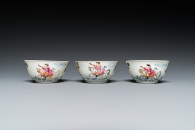 Trois tasses et soucoupes et une bo&icirc;te &agrave; th&eacute; couverte en porcelaine de Chine famille rose, Yongzheng/Qianlong