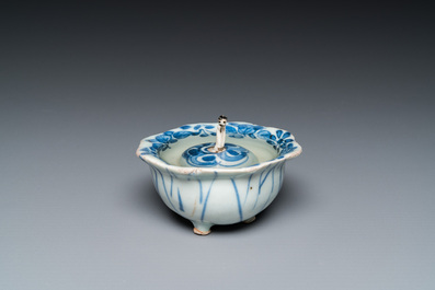 A Chinese blue and white plate, a klapmuts bowl and a trick cup, Wanli/Yongzheng