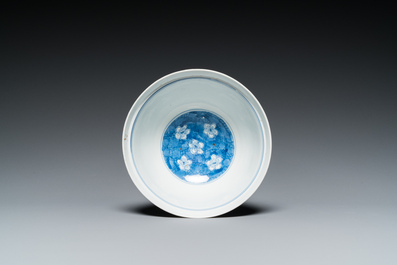 Een Chinese blauw-witte 'prunus op gebroken ijs' kom, Chenghua merk, Kangxi