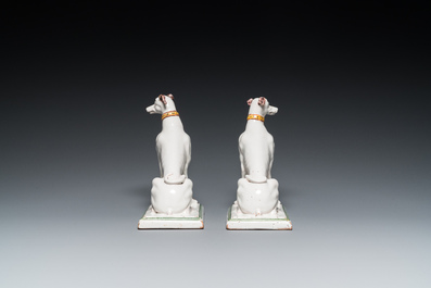 Paire de l&eacute;vriers en fa&iuml;ence polychrome de Bruxelles, 18&egrave;me