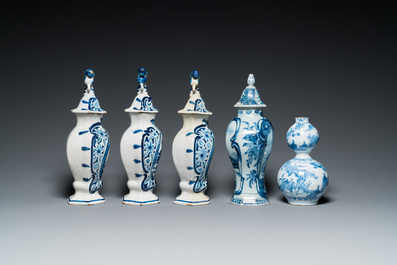 Zes blauw-witte Delftse vazen, 17/18e eeuw