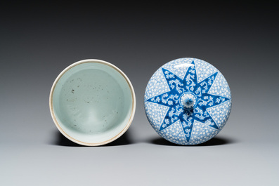 Een Chinese blauw-witte dekselpot, Kangxi