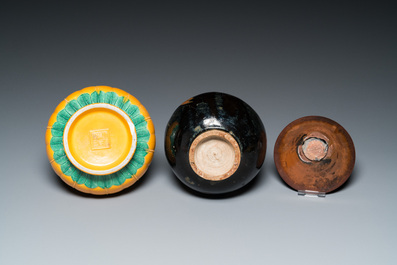 Un vase de type Jizhou, un bol Jian et un vase &agrave; fond jaune, Chine, Song et post&eacute;rieur