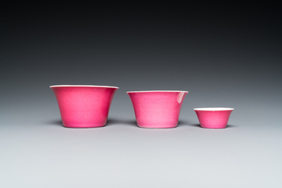 Drie Chinese monochrome roze kommen, Qianlong merk, 19/20e eeuw