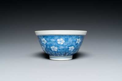 Een Chinese blauw-witte 'prunus op gebroken ijs' kom, Chenghua merk, Kangxi