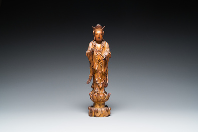 Sculpture d'un moine en bois laqu&eacute; et dor&eacute;, Chine, Qing