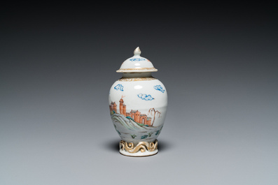 Trois tasses et soucoupes et une bo&icirc;te &agrave; th&eacute; couverte en porcelaine de Chine famille rose, Yongzheng/Qianlong