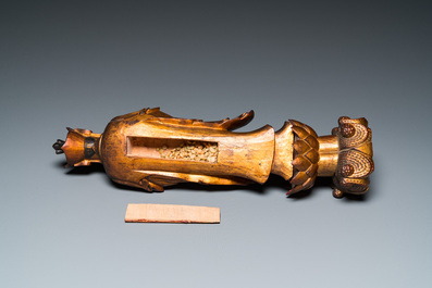 Sculpture d'un moine en bois laqu&eacute; et dor&eacute;, Chine, Qing