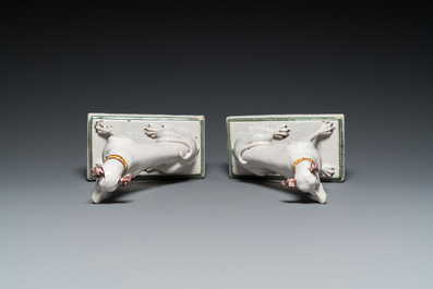 Paire de l&eacute;vriers en fa&iuml;ence polychrome de Bruxelles, 18&egrave;me