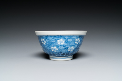 Een Chinese blauw-witte 'prunus op gebroken ijs' kom, Chenghua merk, Kangxi