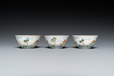Trois tasses et soucoupes et une bo&icirc;te &agrave; th&eacute; couverte en porcelaine de Chine famille rose, Yongzheng/Qianlong