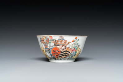 Tasse et soucoupe en porcelaine de Chine famille rose aux armes de Henri van Isselmuden et Anne van Haersolte pour le march&eacute; hollandais, Qianlong