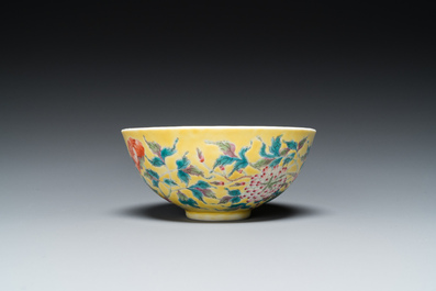 Bol en porcelaine de Chine famille rose &agrave; d&eacute;cor floral sur fond jaune, marque de Yongzheng mais probablement post&eacute;rieur