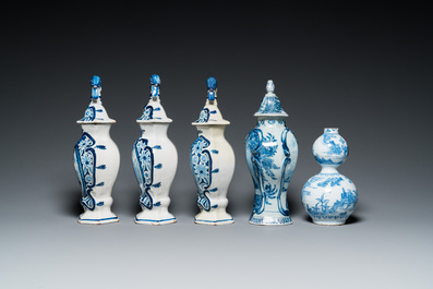 Zes blauw-witte Delftse vazen, 17/18e eeuw