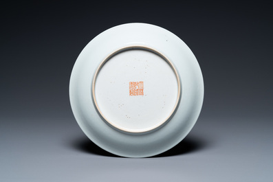 Assiette en porcelaine de Chine famille rose &agrave; d&eacute;cor d'un &eacute;tranger, marque et probablement &eacute;poque de Qianlong
