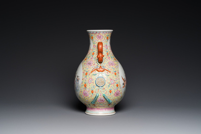Een Chinese famille rose 'hu' vaas met decor van de 'acht onsterfelijken', Qianlong merk, Republiek