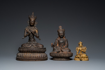 Deux bouddhas en bronze dor&eacute; et un en fer de fonte, Tibet, 19/20&egrave;me