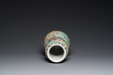 Een Chinese famille verte vaas met taotie maskers, Xuande merk, 19e eeuw