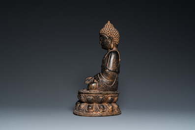 Een grote Chinese bronzen Boeddha met sporen van vergulding, Kangxi merk, Qing
