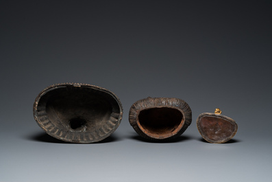 Deux bouddhas en bronze dor&eacute; et un en fer de fonte, Tibet, 19/20&egrave;me