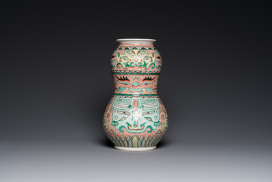 Een Chinese famille verte vaas met taotie maskers, Xuande merk, 19e eeuw