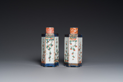 Een paar Chinese hexagonale famille verte theebussen, Kangxi