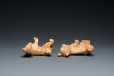 Deux mod&egrave;les de chiens en terre cuite polychrom&eacute;e de type 'mingqi', Chine, Han