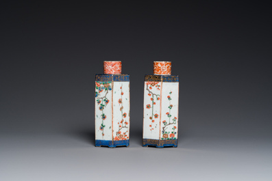 Een paar Chinese hexagonale famille verte theebussen, Kangxi