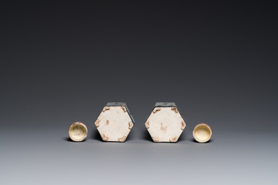 Een paar Chinese hexagonale famille verte theebussen, Kangxi
