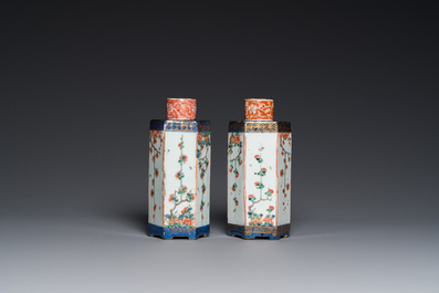 Een paar Chinese hexagonale famille verte theebussen, Kangxi