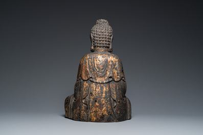 Een grote Chinese vergulde houten Boeddha, Qing