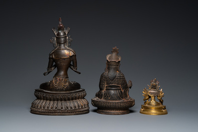 Deux bouddhas en bronze dor&eacute; et un en fer de fonte, Tibet, 19/20&egrave;me