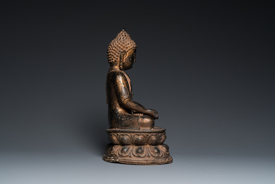 Een grote Chinese bronzen Boeddha met sporen van vergulding, Kangxi merk, Qing