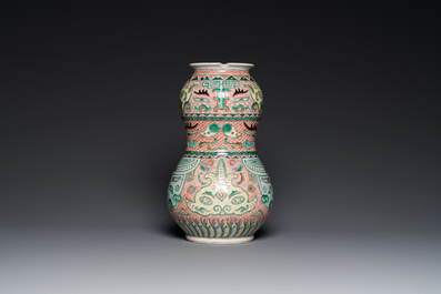 Een Chinese famille verte vaas met taotie maskers, Xuande merk, 19e eeuw
