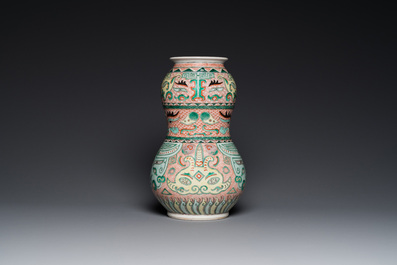 Een Chinese famille verte vaas met taotie maskers, Xuande merk, 19e eeuw